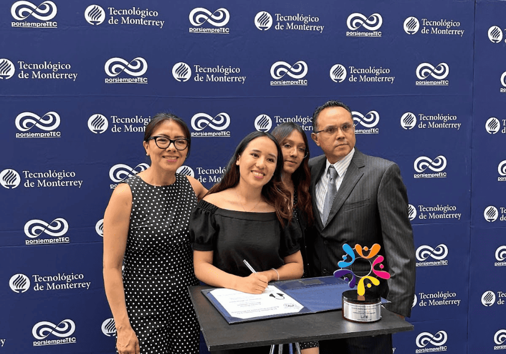 Ceremonia de Bienvenida a EXATEC a Camila Martínez